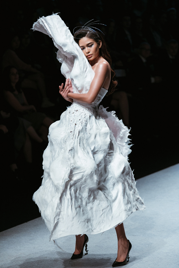 Hoàng Thùy cầm váy chạy trên sàn diễn thời trang